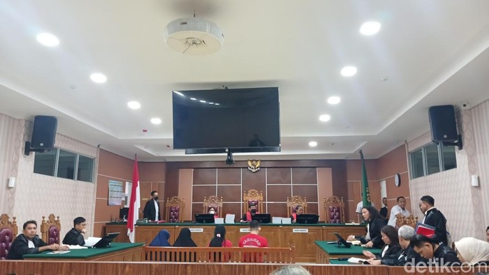Empat terdakwa kasus kematian calon LC asal Lampung, Dwi Putri Apriliandini, menjalani persidangan pembacaan vonis di PN Batam, Jumat (11/9/2026)