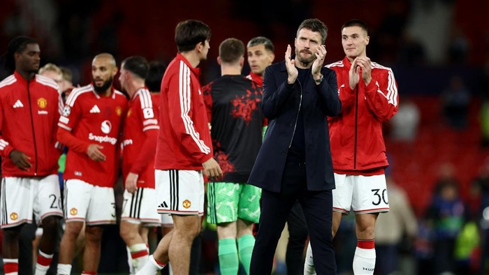 Soccer Football - UEFA Champions League - Manchester United v Sabah - Old Trafford, Manchester, Britain - September 10, 2026 Manchester United manager Michael Carrick applauds fans after the match Action Images via Reuters/Lee Smith