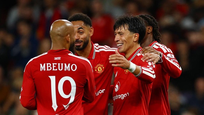 Soccer Football - UEFA Champions League - Manchester United v Sabah - Old Trafford, Manchester, Britain - September 10, 2026 Manchester Uniteds Lisandro Martinez celebrates scoring their fourth goal with teammates REUTERS/Phil Noble