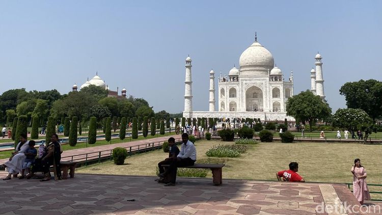 Melihat Taj Mahal: Ukiran Aksara Arab, Gerbang Merah, dan Kisah Raja Mughal