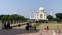 Menurut UNESCO, arsitektur Taj Mahal diakui karena memiliki kombinasi ritmis antara bentuk padat dan ruang kosong, cekung dan cembung, serta bayangan cahaya. Kombinasi warna lanskap hijau subuh, setapak dan gerbang kemerahan, bangunan marmer putih, dan langit biru menampilkan nuansa yang indah. Foto: Fahri Zulfikar/detikcom