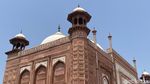 Melihat Taj Mahal: Ukiran Aksara Arab, Gerbang Merah, dan Kisah Raja Mughal