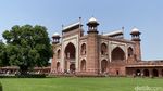 Melihat Taj Mahal: Ukiran Aksara Arab, Gerbang Merah, dan Kisah Raja Mughal
