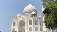 Taj Mahal terletak di Distrik Agra, Uttar Pradesh, India. Bangunannya berada di sebuah taman Mughal seluas hampir 17 hektare, terletak di tepi kanan Sungai Yamuna. Taj Mahal dibangun oleh Raja Mughal Shah Jahan untuk mengenang istrinya Mumtaz Mahal. Kompleksnya terdiri dari makam, masjid, guest house, gerbang utama, serta halaman bertaman dan serambi luar. Arsitek utamanya adalah Ahmad Lahori. Foto: Fahri Zulfikar/detikcom