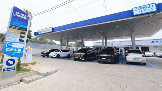 Tampak depan SPKLU Signature Andara yang berada di Cinere, Depok. Fasilitas ini menjadi SPKLU ke-5.081 dan SPKLU Signature keempat yang dioperasikan PLN. Tampak depan SPKLU Signature Andara yang berada di Cinere, Depok. Fasilitas ini menjadi SPKLU ke-5.081 dan SPKLU Signature keempat yang dioperasikan PLN. (Dok. PT PLN (Persero))