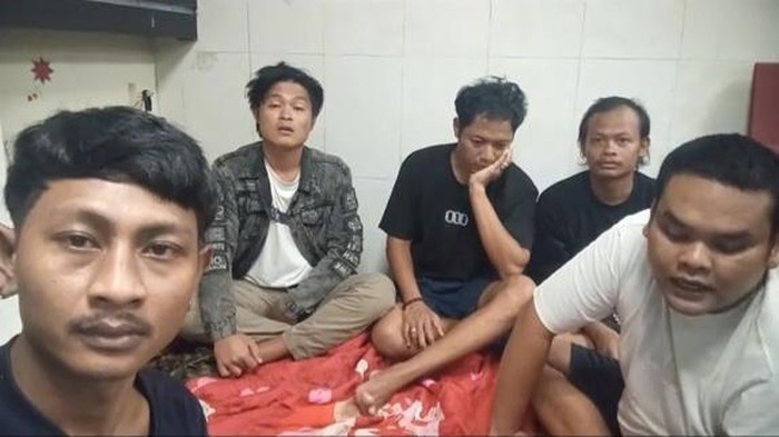 -Tangkapan layar video lima pria yang mengaku sebagai warga Batam dan meminta bantuan untuk dipulangkan dari Kamboja.(Istimewa)