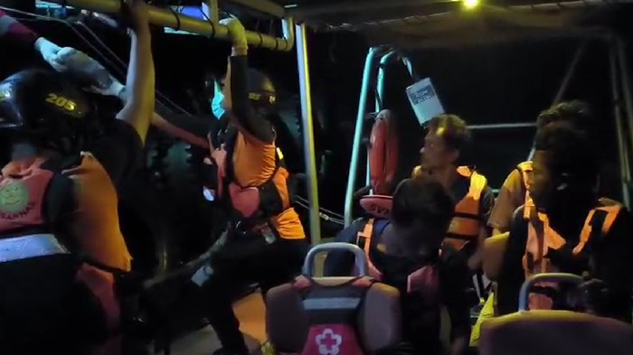 Tujuh anak buah kapal (ABK) KM Sekar Merah 1 berhasil dievakuasi Tim SAR Gabungan pada Kamis (10/9/2026) jelang Jumat dini hari. (Dok SAR Palangka Raya)