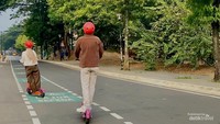 Keseruan pengunjung naik skuter listrik keliling TMII. (Vicky Fadly Ardana Putra)