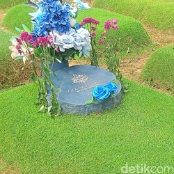 Kondisi Terkini Makam Vidi Aldiano Usai 2 Lampu Solar Panel Dicuri