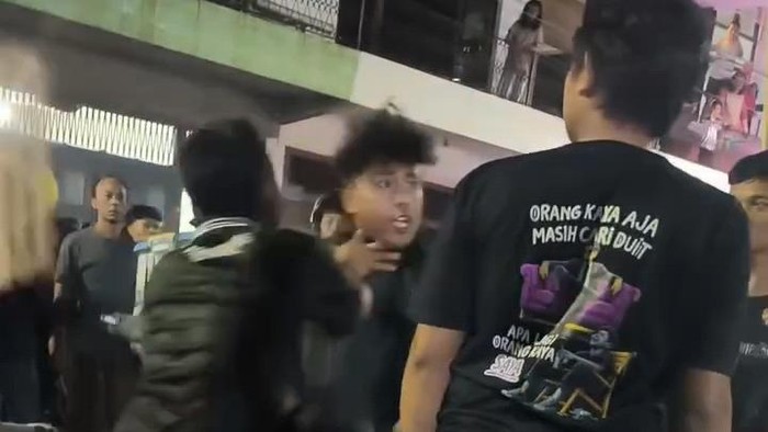 Tangkapan layar memperlihatkan viral pengeroyokan yang dialami dua pemotor saat melintas di karnaval di Buaran, Kabupaten Pekalongan, Kamis (10/9/2026) malam.