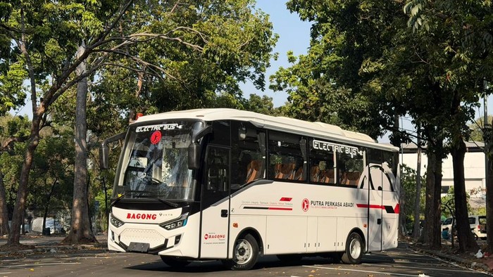 Emiten Bakrie Group, PT VKTR Teknologi Mobilitas Tbk (VKTR), memperkenalkan bus listrik 8 meter bernama ARJUNO dalam gelaran Mining Indonesia 2026 di Jakarta International Expo (JIExpo) Kemayoran. Mobil ini telah digunakan oleh Laksana dan PT Bagong 