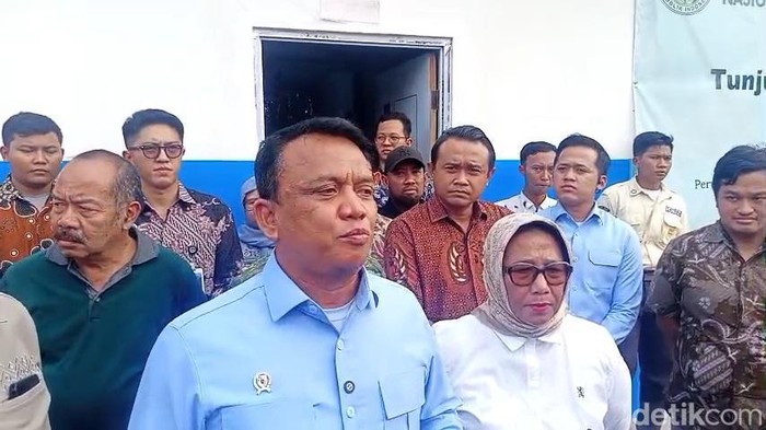 Wakil Kepala BGN, Trenggono memberikan keterangan saat mengunjugi SPPG Sukorejo 2, Kecamatan Tunjungan.