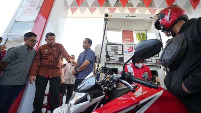 Wali Kota Makassar Munafri Arifuddin memantau antrean di SPBU yang kian parah.