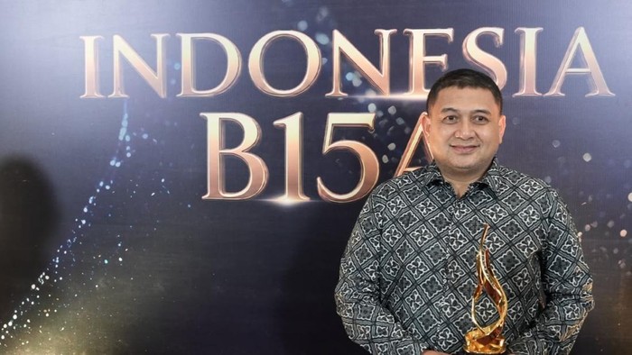 Wali Kota Makassar Munafri Arifuddin saat menerima penghargaan nasional berkat akses pendidikan di Kota Makassar kian merata. Dokumen Istimewa