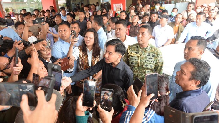 Wakil Presiden Gibran Rakabuming Raka mengunjungi korban keracunan MBG di Karo
