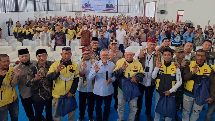 Zulhas Salurkan Bantuan Pangan di Lampung
