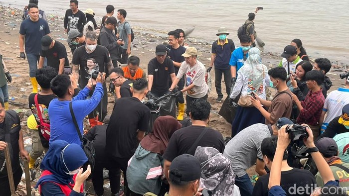 Aksi bersih-bersih  sampah Sungai Musi di Palembang