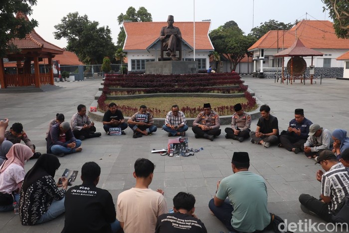 Sejumlah jurnalis menggelar aksi doa bersama sebagai bentuk solidaritas hilang kontaknya 5 jurnalis di selat sunda