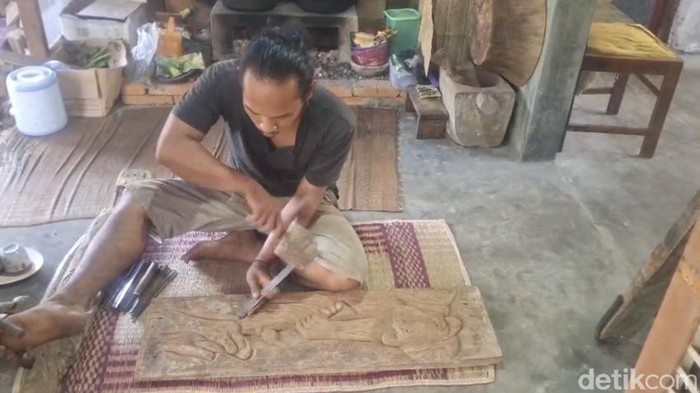 Aktivitas Dede merawat benda buhun