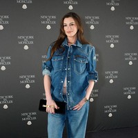 Penampilan ini menjadi salah satu maternity style Hathaway yang mencuri perhatian selama kehamilan anak ketiganya. Sehari sebelumnya, ia tampil jauh lebih glamor di acara Bulgari Serpenti Infinito di kawasan High Line, New York. Foto: Getty Images/Manoli Figetakis