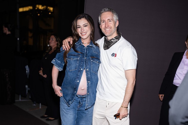 Hathaway hadir di acara Moncler Fifth Avenue Opening Cocktail Party & Dinner pada Kamis (10/9/2026) bersama sang suami, Adam Shulman. Ia tampil dengan kemeja denim oversized warna biru medium wash dengan bagian lengan digulung. Foto: Getty Images/Manoli Figetakis