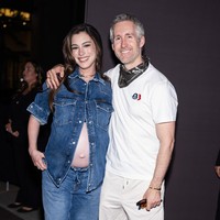Gaya Anne Hathaway Hamil 6 Bulan, Pakai Kemeja Denim Tak Dikancing