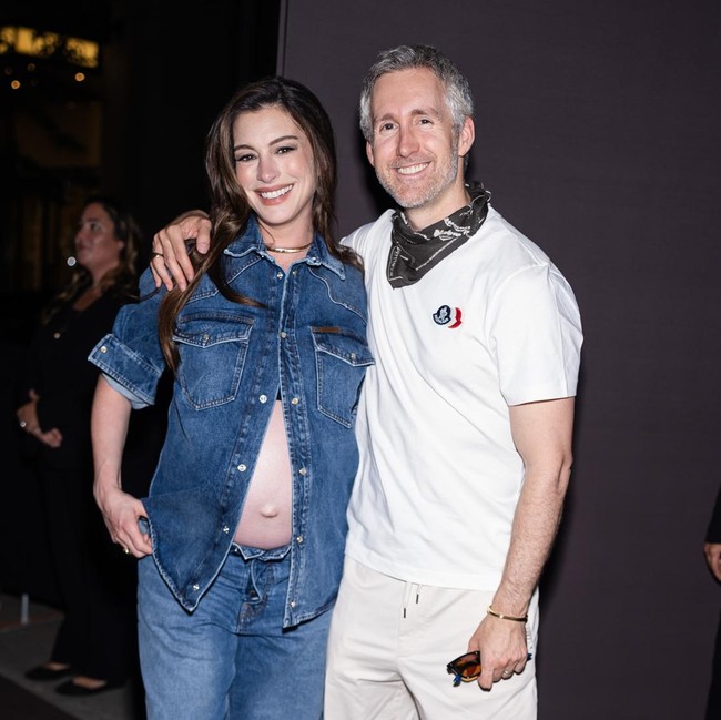 Gaya Anne Hathaway Hamil 6 Bulan, Pakai Kemeja Denim Tak Dikancing
