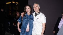 Gaya Anne Hathaway Hamil 6 Bulan, Pakai Kemeja Denim Tak Dikancing