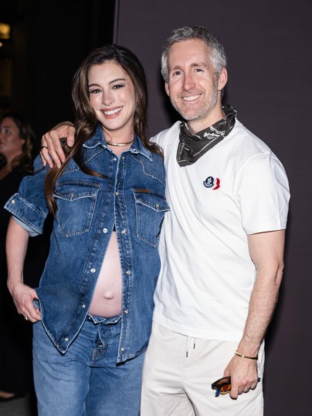 Gaya Anne Hathaway Hamil 6 Bulan, Pakai Kemeja Denim Tak Dikancing