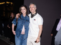 Gaya Anne Hathaway Hamil 6 Bulan, Pakai Kemeja Denim Tak Dikancing