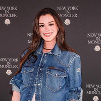 Hathaway mengumumkan kehamilan anak ketiganya bersama Adam Shulman pada Juni 2026 melalui Instagram. Pasangan yang menikah pada 2012 itu sebelumnya telah memiliki dua putra, Jonathan, 10, dan Jack, 6. Foto: Getty Images/Manoli Figetakis