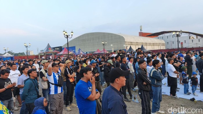 Bobotoh saat nobar laga Persija Jakarta vs Persib Bandung