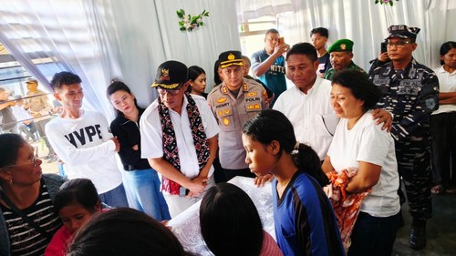 Bupati Rote Ndao, Paulus Henuk (baju putih) saat melayat di Rumah Willy Mbuik, di Kelurahan Busalangga, Kecamatan Rote Barat Laut. Foto: Dok. Bupati Rote Ndao.