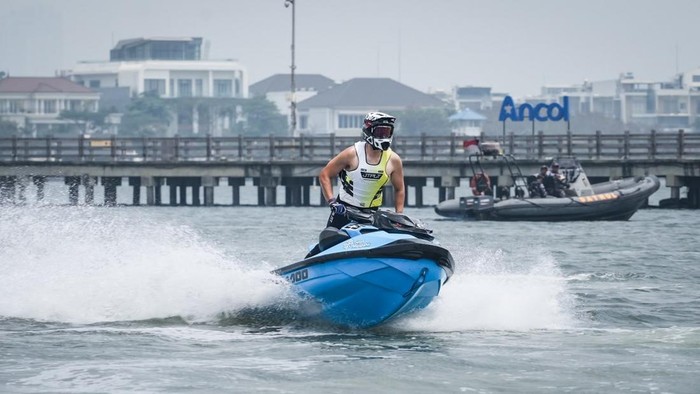 Perairan Ancol, Jakarta, ramai oleh deru mesin jetski pada Sabtu (12/9/2026). Ajang Panglima TNI Cup yang digelar Mabes TNI di Jetski Academy Ancol menjadi titik temu puluhan pembalap dari berbagai latar belakang, mulai dari prajurit, atlet, hingga k