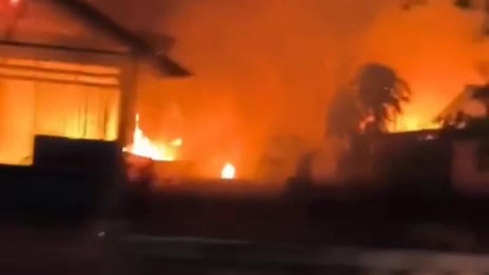 Dua kelompok warga di Kabupaten Seram Bagian Barat, Maluku, terlibat bentrokan diduga gegara kebakaran hutan dan lahan (Karhutla).