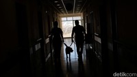 Seekor anjing bernama Dylan menjadi bagian dari program perawatan berbasis hewan di Metaxa Cancer Hospital, Piraeus, Yunani. REUTERS/Stelios Misinas