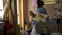Salah satu pasien yang ditemani Dylan adalah Dionysis Provis, 75 tahun. Provis terlihat mengelus Dylan saat menjalani perawatan di rumah sakit pada 10 September 2026. REUTERS/Stelios Misinas
