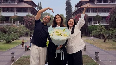 Yeay! Kika Anak Ersa Mayori Resmi Jadi Sarjana Teknik Penerbangan