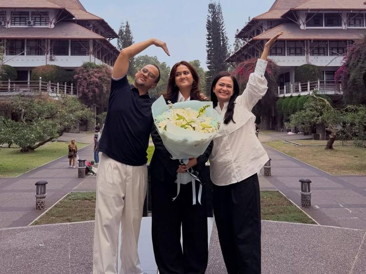 Yeay! Kika Anak Ersa Mayori Resmi Jadi Sarjana Teknik Penerbangan