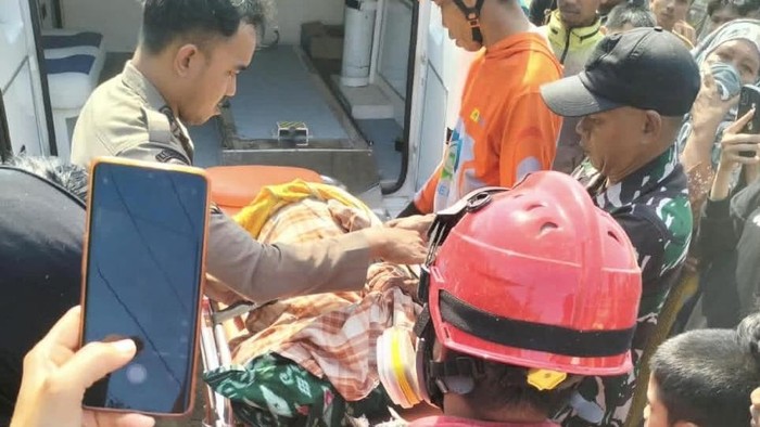Evakuasi korban tewas akibat kebakaran di Bone.
