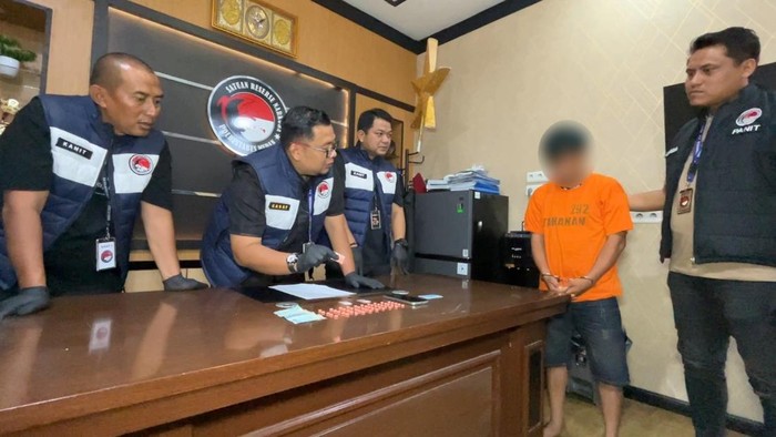 Foto: Pelaku saat ditangkap dan di introgasi Polisi (dok. Polrestabes Medan)