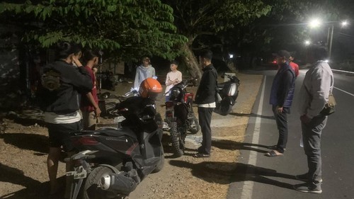 Gerombolan anak muda diamankan polisi saat hendak balap liar di depan SPBU Dasan Tapen, Kecamatan Gerung, Lombok Barat, NTB, Sabtu (12/9/2026) dini hari. (Dok. Polres Lombok Barat)
