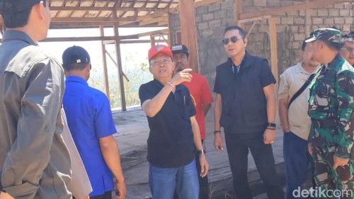 Gubernur Bali Wayan Kostersaat pembongkaran vila di kawasan hutan Desa Pejarakan, Kecamatan Gerokgak, Buleleng, Bali, Sabtu (12/9/2026). (Foto: Made Wijaya Kusuma/detikBali)