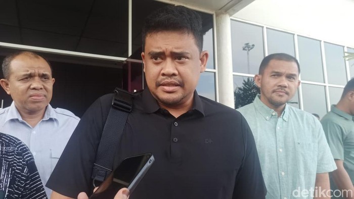 Gubsu Bobby Nasution usai mengantar korban MBG di Bandara Kualanamu (Nizar Aldi/detikSumut)