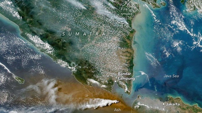 Gumpalan abu dan gas vulkanik Anak Krakatau, diambil  oleh VIIRS (Visible Infrared Imaging Radiometer Suite) pada satelit Suomi NPP pada 5 September 2026.