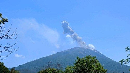 Gunung Ile Lewotolok di Kabupaten Lembata, NTT, kembali erupsi pada pukul 10.18 Wita, Sabtu (12/9/2026). (Foto: Dok. PVMBG)