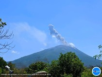 Bandara Larantuka Ditutup Imbas Erupsi Lewotolok, 102 Penumpang Terdampak