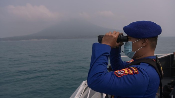 Proses pencarian jurnalis dan awak kapal yang hilang di perairan Selat Sunda. (ANTARA FOTO/ADITYA PRADANA PUTRA)