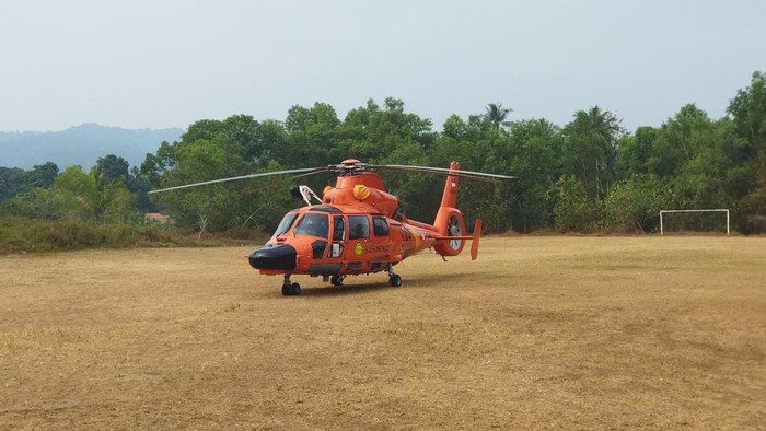 Helikopter Basarnas dikerahkan dalam pencarian rombongan 5 jurnalis yang hilang di Selat Sunda saat meliput erupsi Gunung Anak Krakatau, Sabtu (12/9/2026).