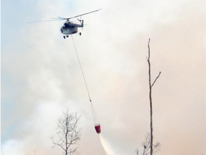 Helikopter water bombing menangani kebakaran hutan dan lahan di wilayah kelurahan Mendawai Seberang. (dok Prokom Kotawaringin Barat)